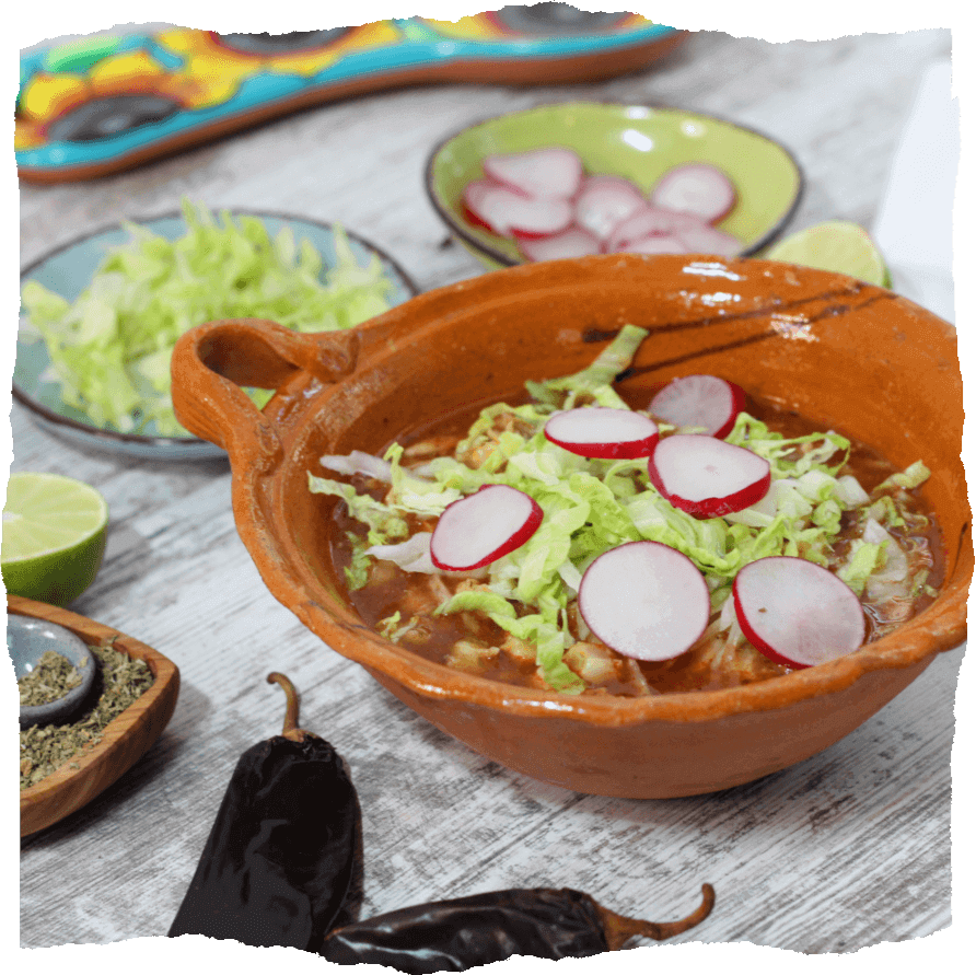 Pozole Rojo - Eintopf mit weißen Maiskörnern und Schweinefleisch ...