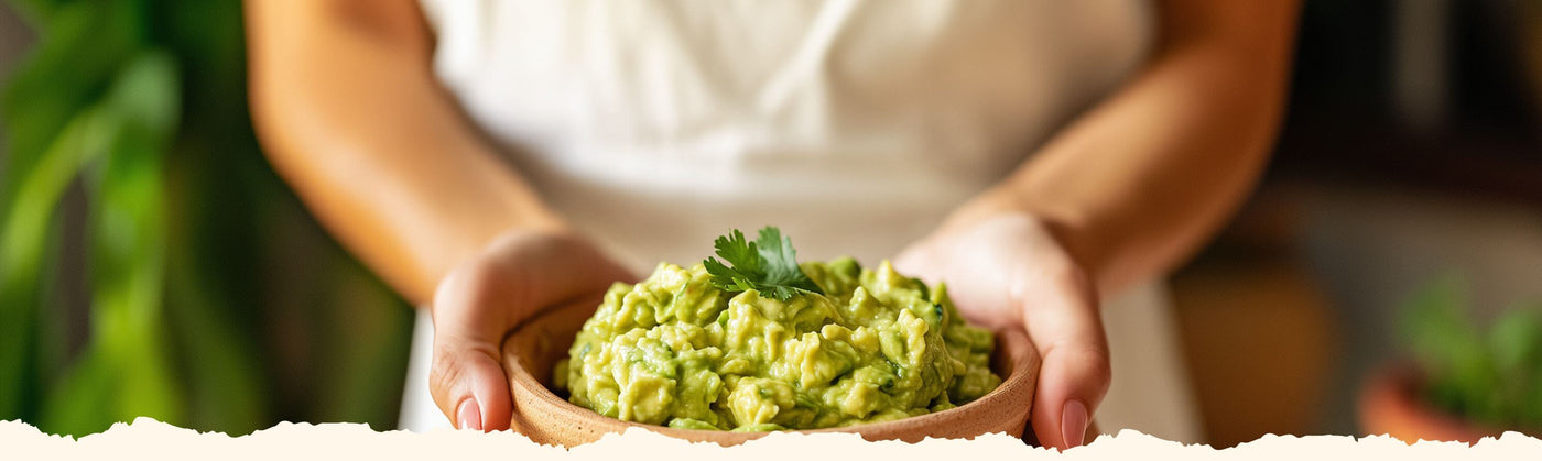 MexicoMiAmor Header Bild Guacamole Schale in Händen einer Frau