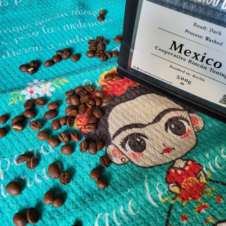 Ombligo de Luna Kaffee aus Mexiko dark washed 500g Packung Bohnen auf Frida Kahlo Decke